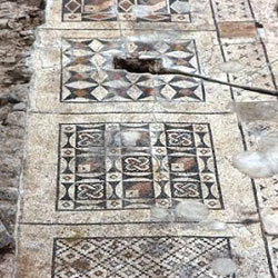 В Турции откопали уникальную римскую мозаику древней бани