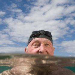 Плавание снижает давление у людей, ведущих пассивный образ жизни после 50 лет