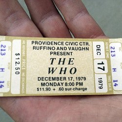 Зрители  на концерте "The Who" по билетам 33-летней давности