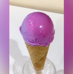 Мороженое-хамелеон, меняющееся в цвете в процессе поедания