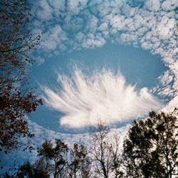 Самолеты создают причудливые облака и вызывают осадки