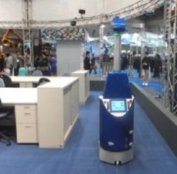 Японский робот помогает рабочим убирать офисы