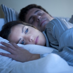 Разоблачение мифа о 8-часовом сне: почему полезно просыпаться ночью  