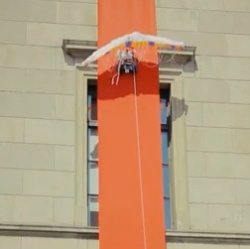 Робот, взбирающийся по стенам зданий и прыгающий с парашютом 