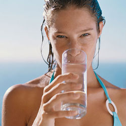 Пейте воду перед едой и худейте быстрее