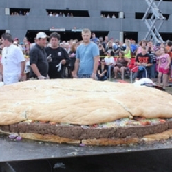 Самый большой в мире чизбургер создали в США