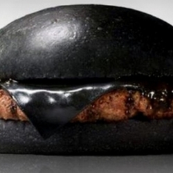 В Японии готовят гамбургер черного цвета