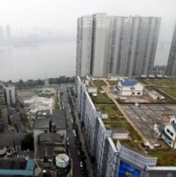 На крыше торгового комплекса в Китае удобно расположился поселок