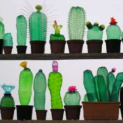 Скульптуры цветов и животных из пластиковых бутылок