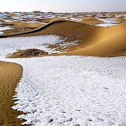 В пустыне Сахара выпал снег
