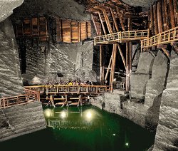 Самые удивительные подземные пещеры и города