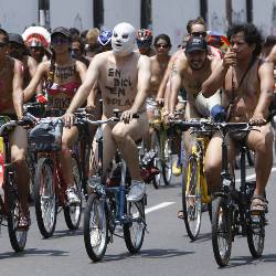 Голые велосипедисты протестуют в Перу