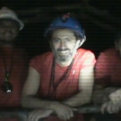 Спасшиеся чилийские шахтеры выпускают сувениры