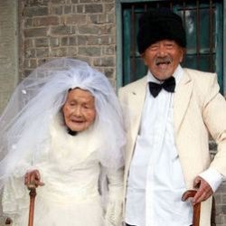 Китайская пара сфотографировалась для свадебного альбома после 88 лет брака