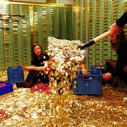 Сейф ручной работы, наполненный 8 миллионами монет, выставлен на аукцион