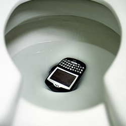 Пользователи смартфонов чаще всего теряют адресную книгу контактов ... в туалете