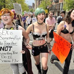 Движение за свободу и стринги: Slutwalk  