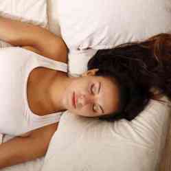 В какой позе стоит спать, если у вас проблемы со здоровьем