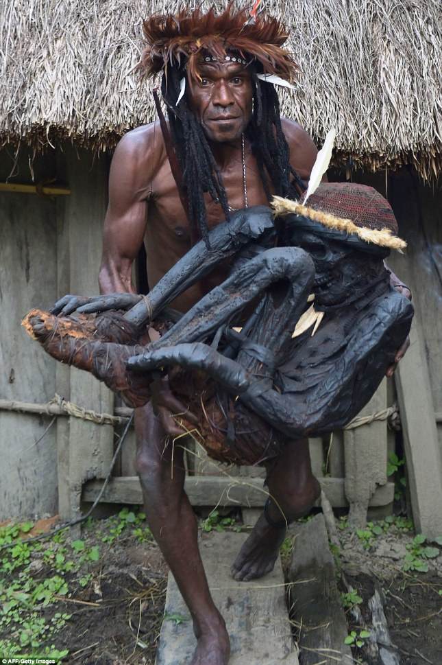 Дикое горное племя Дани хранит тела умерших предков в копченом виде