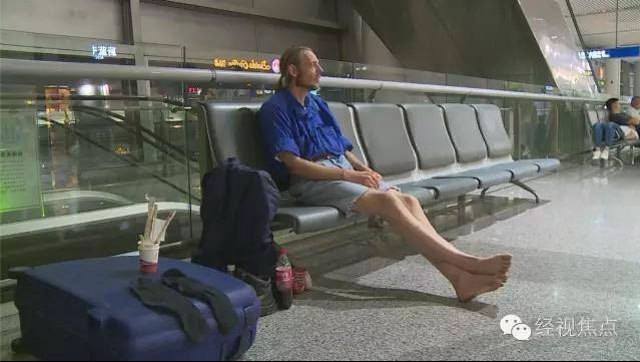 Голландец прилетел в Китай к девушке из Интернета и 10 дней ждал ее в аэропорту