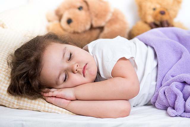 Почему мы вздрагиваем, когда засыпаем, и другие проблемы во сне