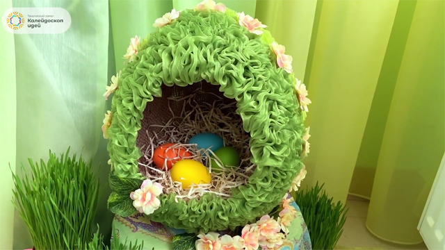 Декоративное гнездо с пасхальными яйцами