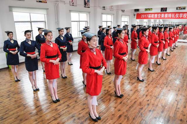 Как тренируют стюардесс в Китае