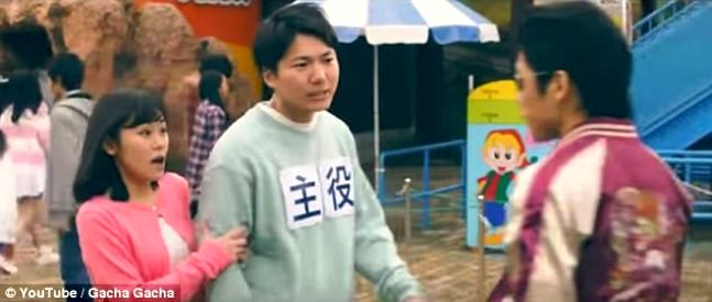 Японский парк развлечений позволяет нанять хулиганов и побить их, чтобы удивить свою девушку