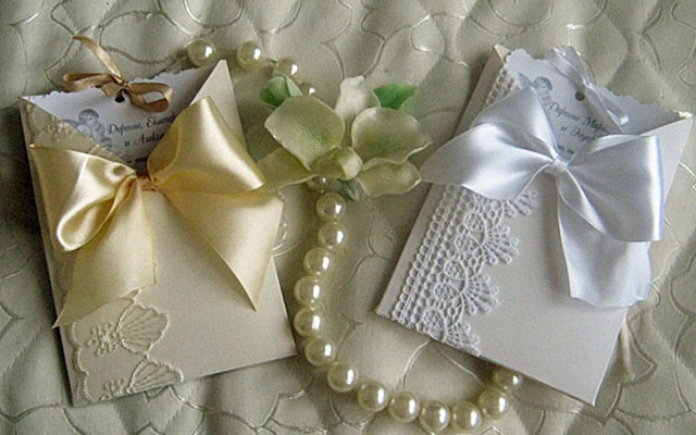 Свадебные мелочи, украшения и декор своими руками. Свадебный наряд жениха и невесты. Как сделать из ленты розочку