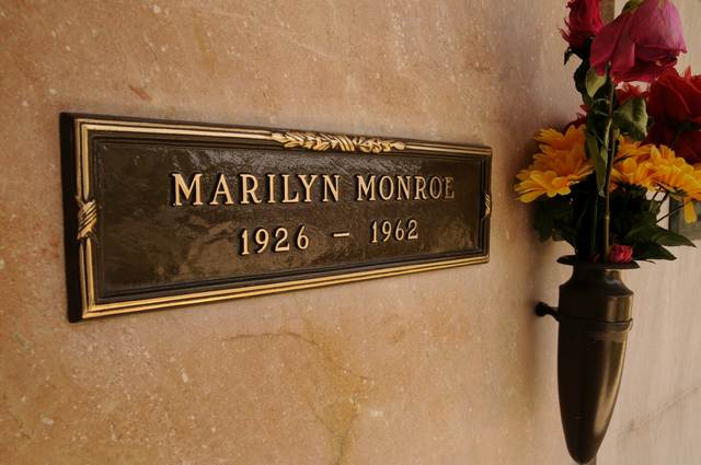 12 шокирующих подробностей о загадочной смерти Мэрилин Монро