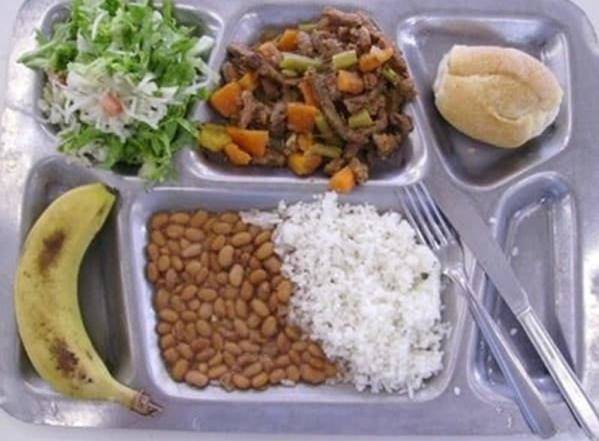 Как выглядят школьные обеды в разных странах мира