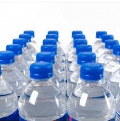 Почему вода в пластиковых бутылках имеет срок годности?
