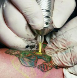 Опасно ли делать татуировки? 