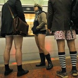 Сотни людей проехались в метро без штанов