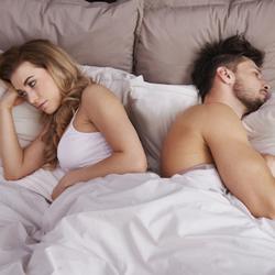 12 причин, почему парам нужно спать раздельно