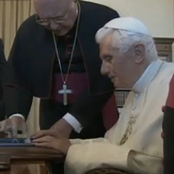Папа Бенедикт XVI оставил первое сообщение в Twitter 