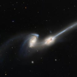 Огромный газовый мост образовался между 2 галактиками