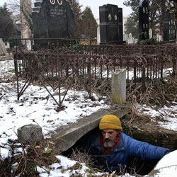 Странные жилища: сербский бомж живет в могиле