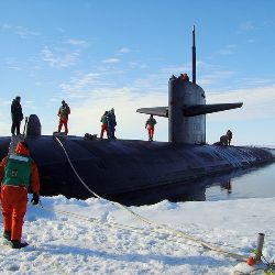 Атомная подводная лодка достигает Северного полюса