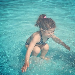 Новая загадка: эта девочка под водой или прыгает в воду?