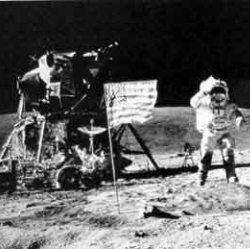 "Аполлон-16" высадился на поверхность Луны