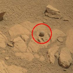 Марсоход Curiosity обнаружил на Марсе "мяч" и "светофор"