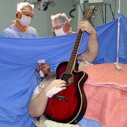 Мужчина играл на гитаре во время операции на головной мозг