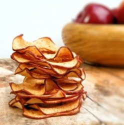 Яблоко для меня, чипсы для тебя: человек покупает здоровую пищу для себя  