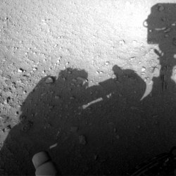 На Марсе заметили человека, ремонтирующего марсоход
