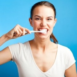 Стоматологи рекомендуют не чистить зубы сразу после еды