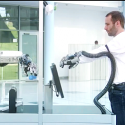 Немецкие ученые создали роботизированную перчатку 