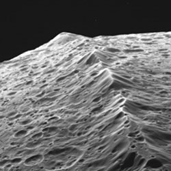 Раскрыта тайна образования гор на спутнике Сатурна Япете