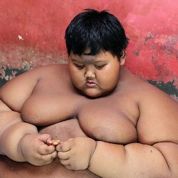 Самый полный мальчик в мире в 10 лет весит 192 кг 