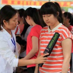 В Китае на экзаменах запретили носить бюстгальтеры 